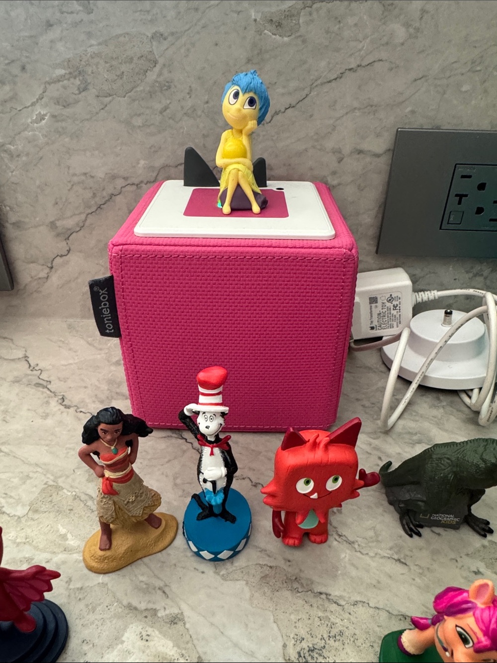 Toniebox bundle with characters and carrying case - Picture 2 of 3